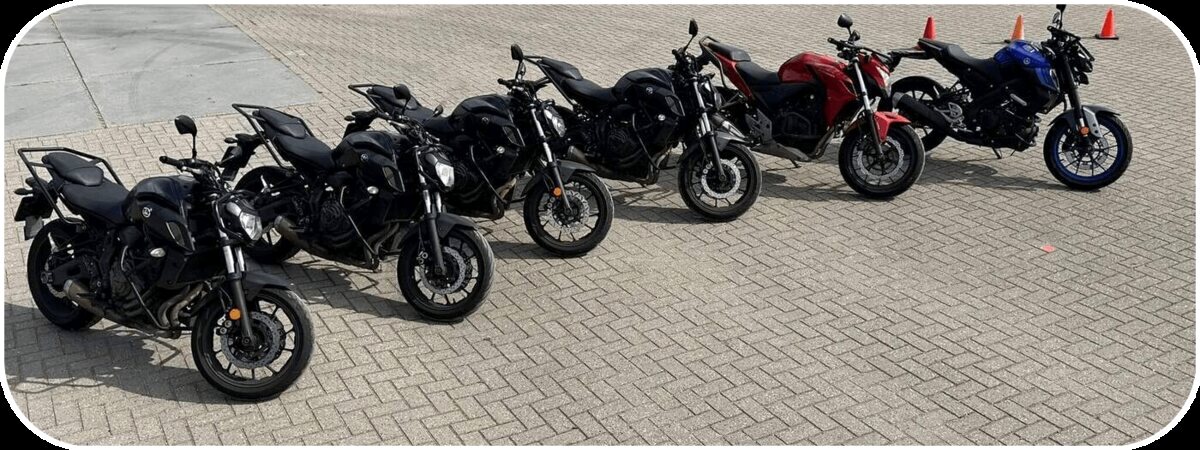 De lesmotoren van Verkeersschool Jongejan op een rij