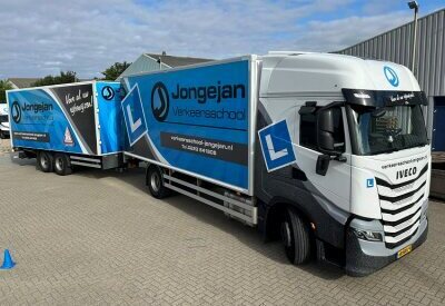 Vrachtwagen met aanhanger voor rijbewijs CE