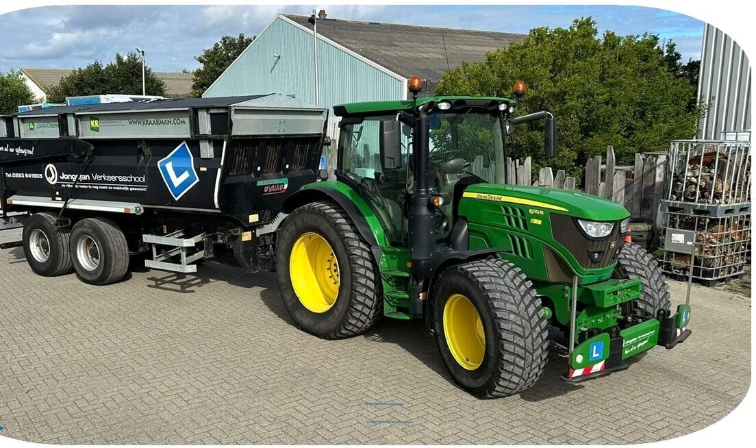 De John Deere lestractor met kiepwagen